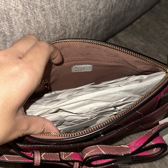 NWT Purse. Super cute stylish purse. - Picture 5 of 9